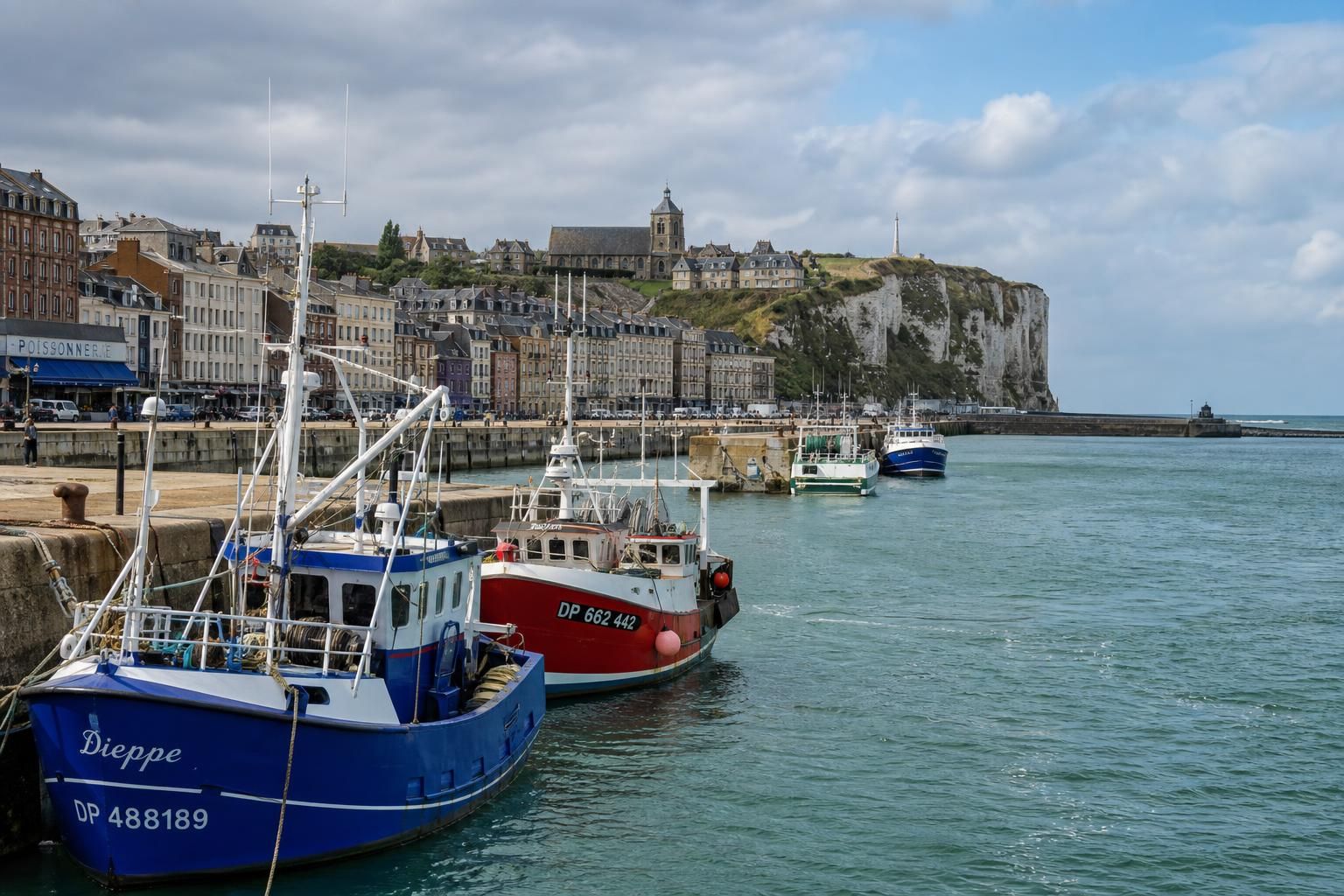 objevte dieppe, perlu normandie na pobřeží severního moře, známou svými krásnými plážemi, bohatou historií a malebným přístavem.