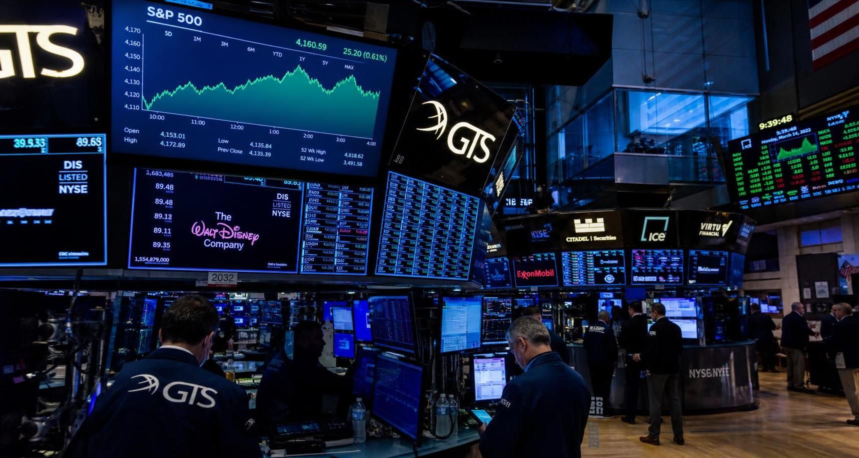 index s&p 500 je hlavním ukazatelem výkonnosti amerického akciového trhu, který zahrnuje 500 největších společností a poskytuje přehled o ekonomickém zdraví usa.